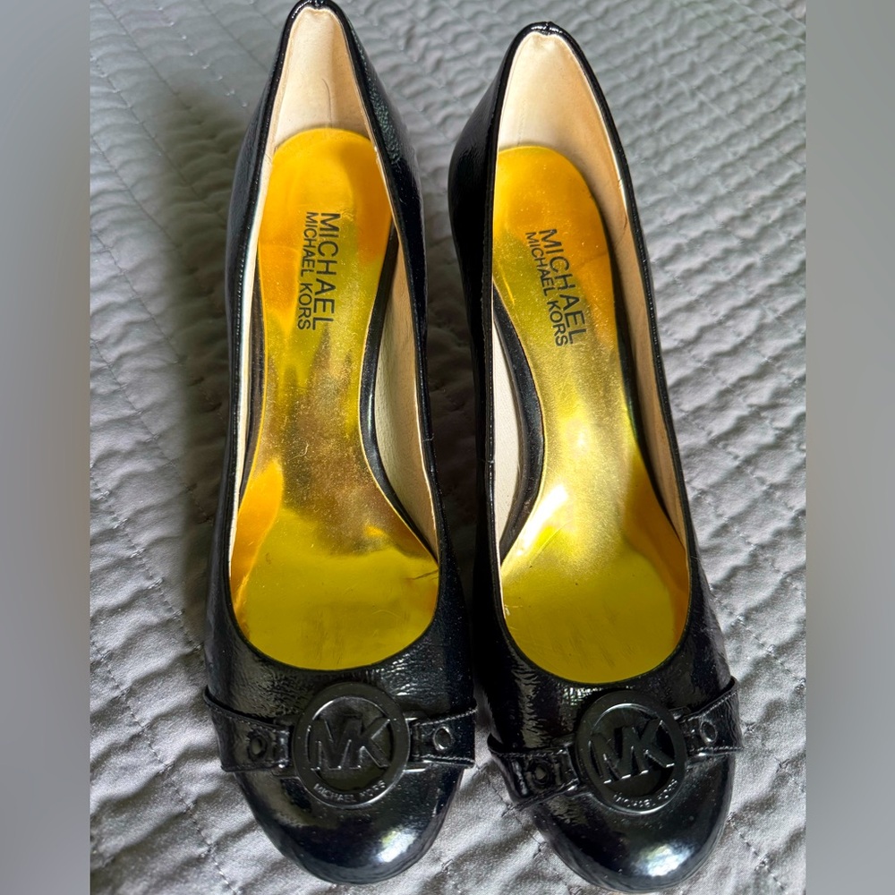 Michael Kors Black patent leather logo monogram Women's kitten Heels 7.5